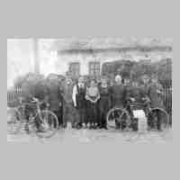 094-0093 Ortstreffen vor dem Posthaus in Schirrau. Links mit dem Fahrrad Gustav Adomeit.jpg